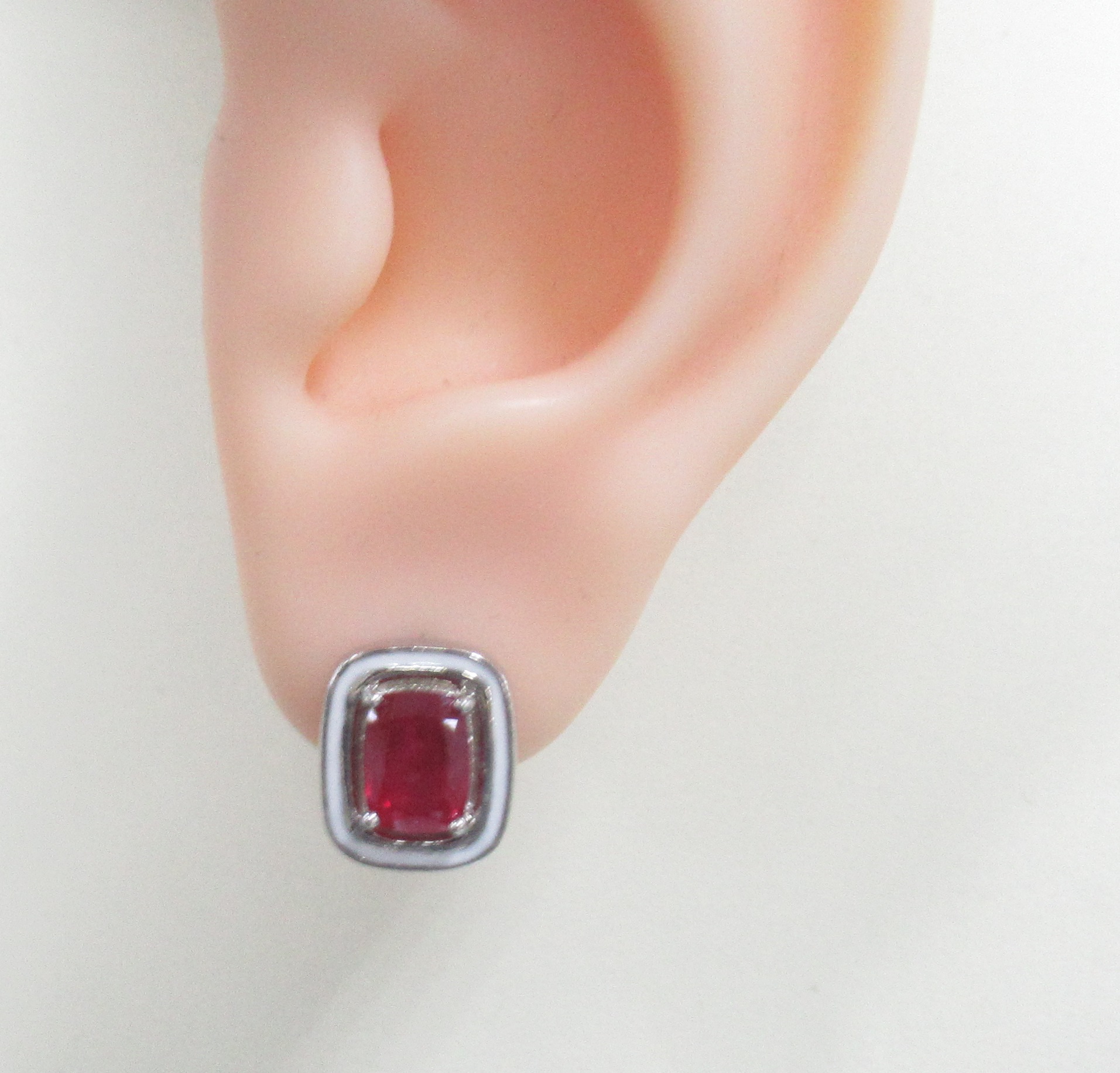 Серебряные серьги 925 пробы; вставки 2 Рубин F/2 4,02 ct; Эмаль белая;